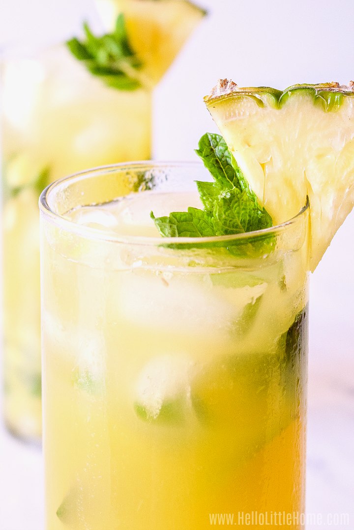 Gros plan du cocktail d'ananas fini.