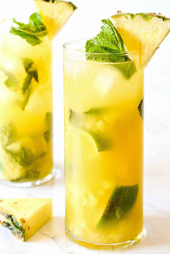 Deux des boissons finies sur un comptoir en marbre.