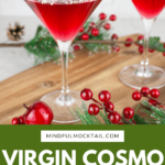 2 mocktails de Noël rouges sans alcool dans des verres à martini avec un bord au citron vert et au sucre