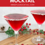 2 cocktails sans alcool rouges de Noël dans des verres à martini avec un bord citron vert et sucre