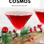Mocktail cosmopolite vierge sur fond blanc avec des décorations de Noël
