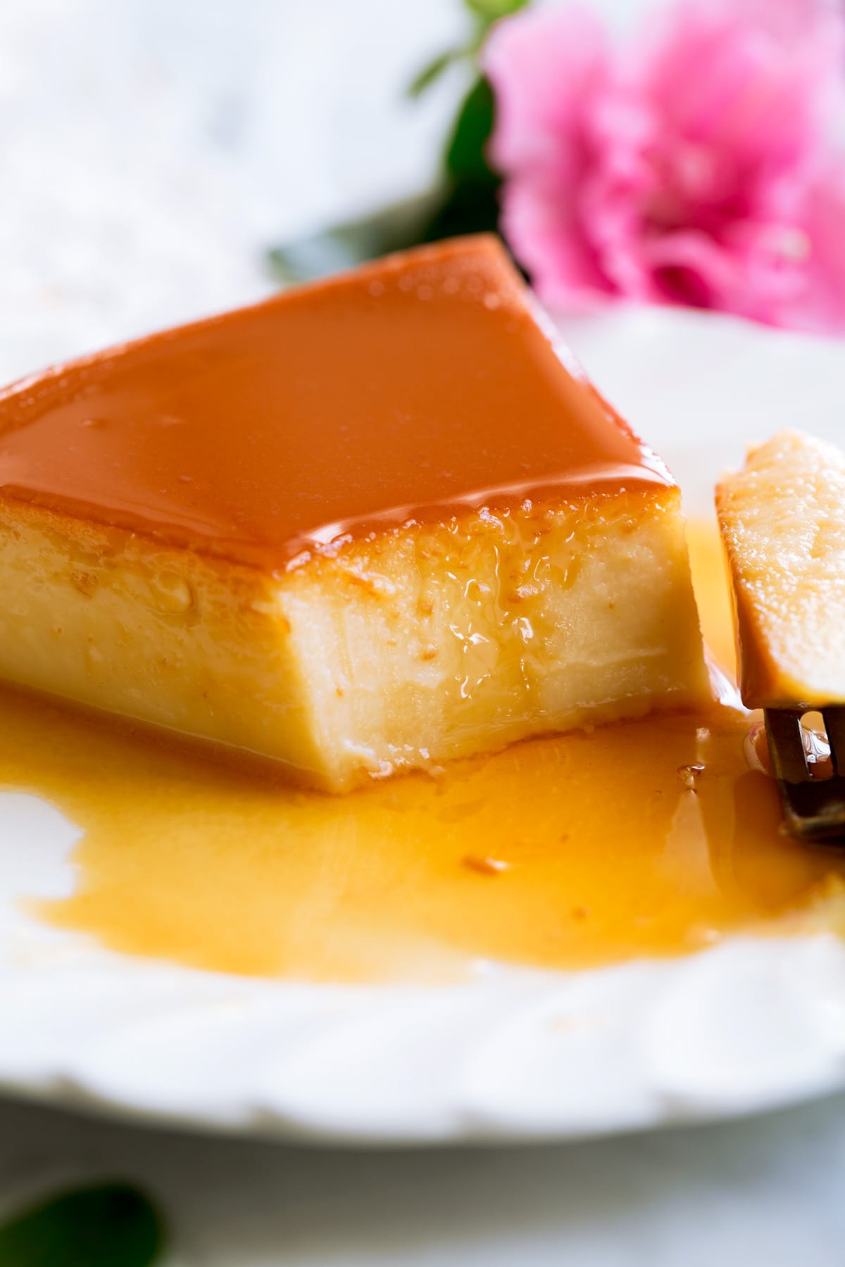 Recette de flans Close up image de flan coupé en avec une fourchette.