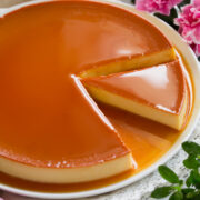 Image de flan avec une tranche coupée.