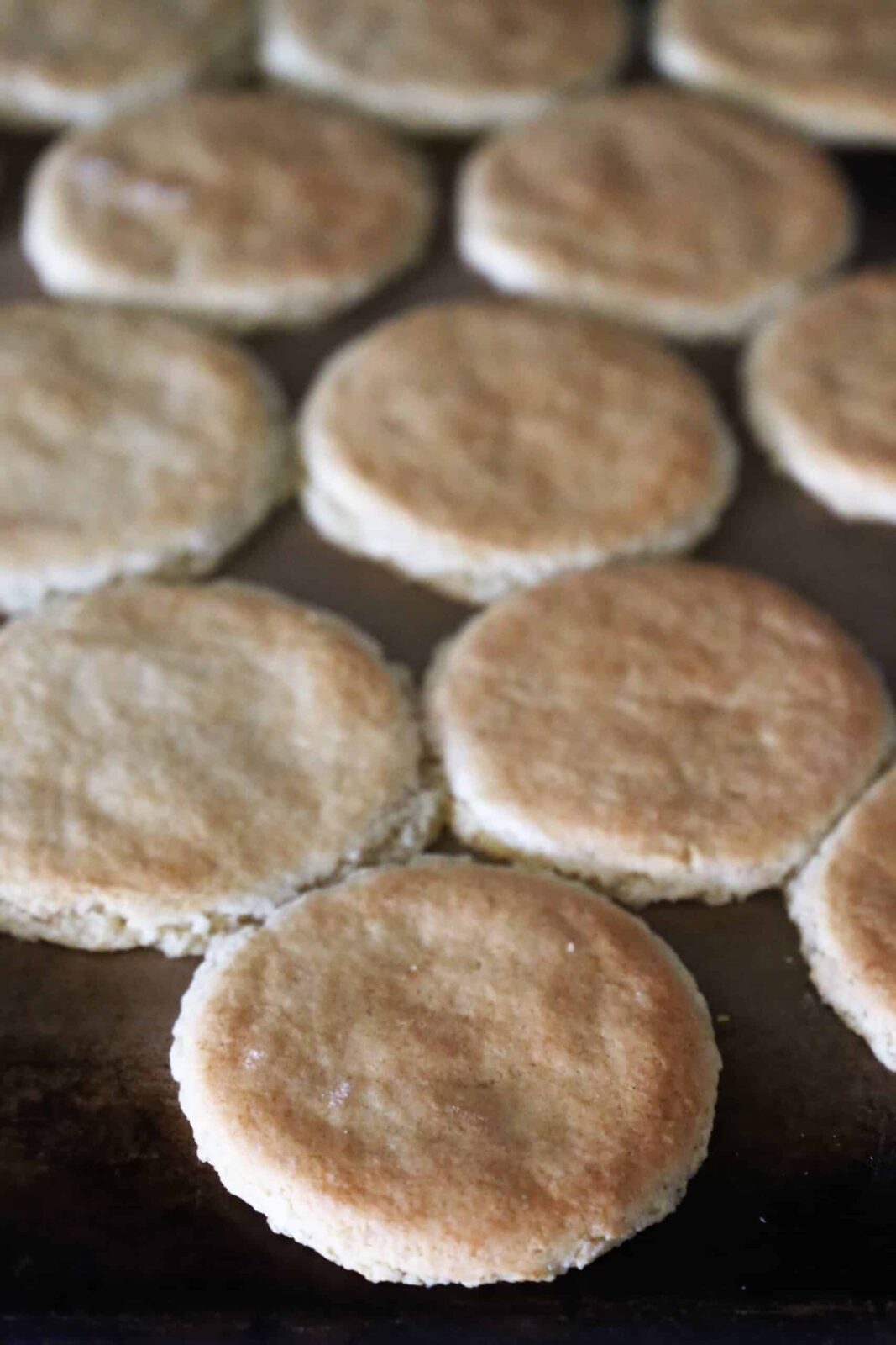 Gâteaux de thé sur une pierre de cuisson.