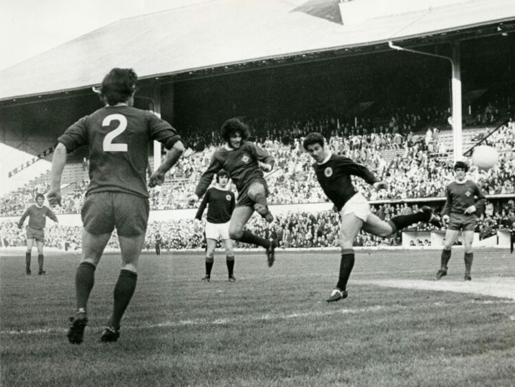 George Best place une tête en jouant pour l'Irlande du Nord contre l'Écosse à Hampden Park en 1971.