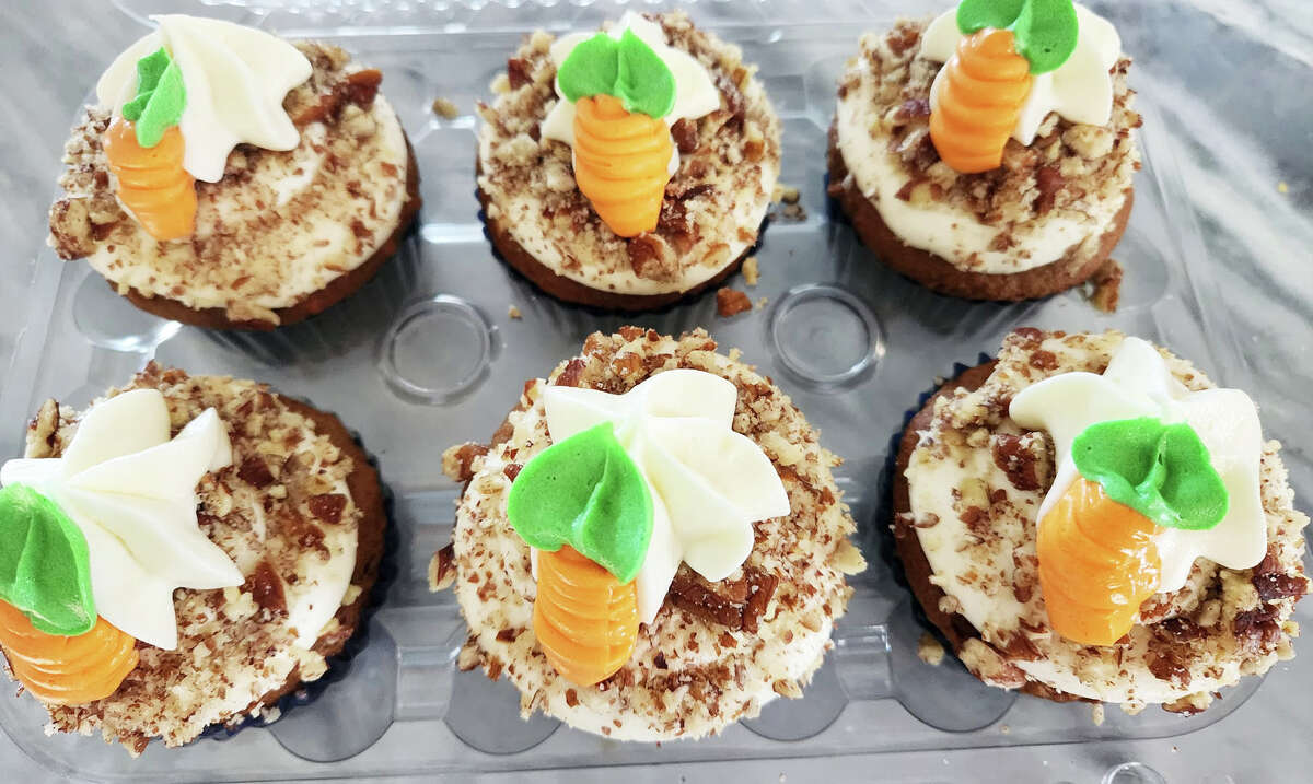 La boulangerie The One With the Cupcakes de Middletown, propriété de Rebecca Mendez, est spécialisée dans les commandes personnalisées.  Ses créations les plus récentes incluent des thèmes d'Halloween et d'automne, de nouveaux gâteaux d'anniversaire pour enfants et des favoris éternels, tels que le beurre de noisette et la framboise au chocolat blanc.