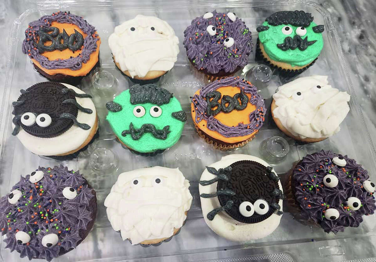 La boulangerie The One With the Cupcakes de Middletown, propriété de Rebecca Mendez, est spécialisée dans les commandes personnalisées.  Ses créations les plus récentes incluent des thèmes d'Halloween et d'automne, de nouveaux gâteaux d'anniversaire pour enfants et des favoris éternels, tels que le beurre de noisette et la framboise au chocolat blanc.