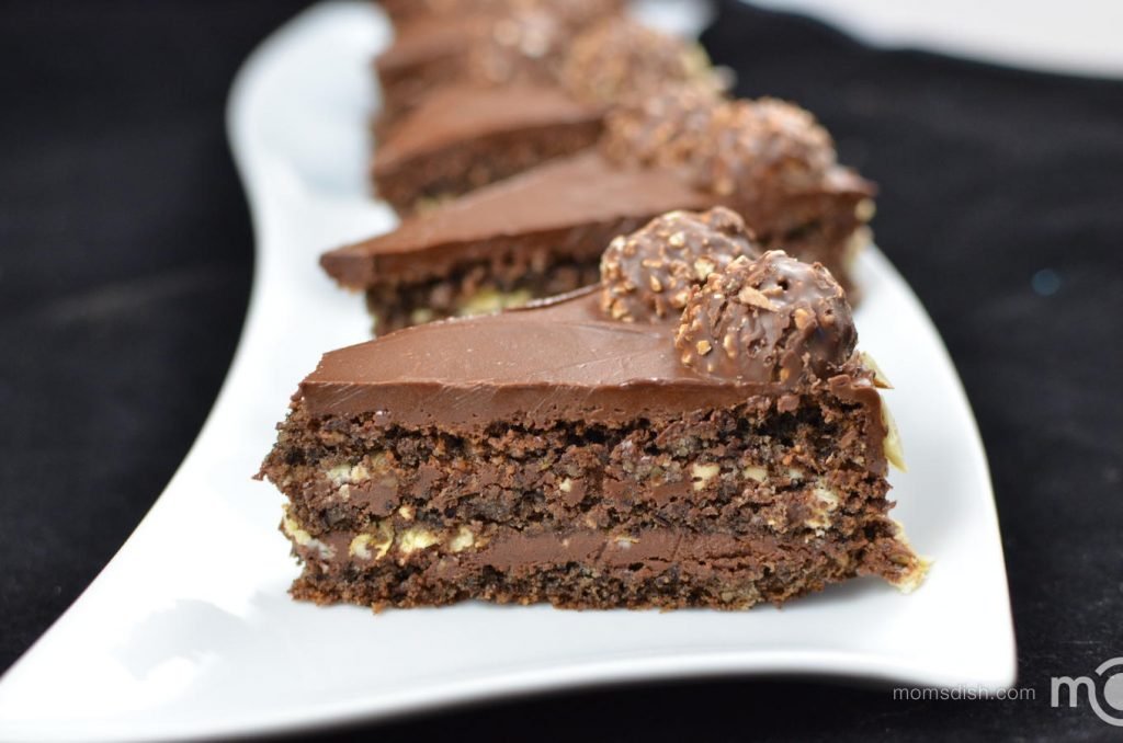 Tranches de gâteau Ferrero Rocher d'affilée sur une longue assiette