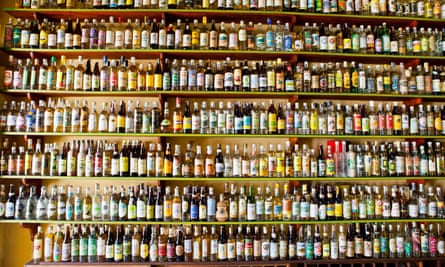 Bouteilles de Cachaça dans un magasin à Rio, Brésil. Ne l'appelez simplement pas «rhum brésilien».