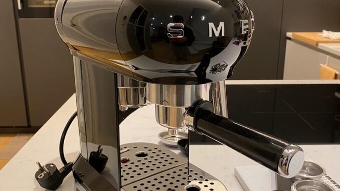 Machine à café expresso Smeg et dosettes Nero
