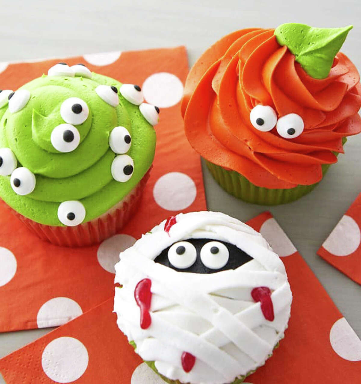 La boulangerie The One With the Cupcakes de Middletown, propriété de Rebecca Mendez, est spécialisée dans les commandes personnalisées.  Ses créations les plus récentes incluent des thèmes d'Halloween et d'automne, de nouveaux gâteaux d'anniversaire pour enfants et des favoris éternels, tels que le beurre de noisette et la framboise au chocolat blanc.