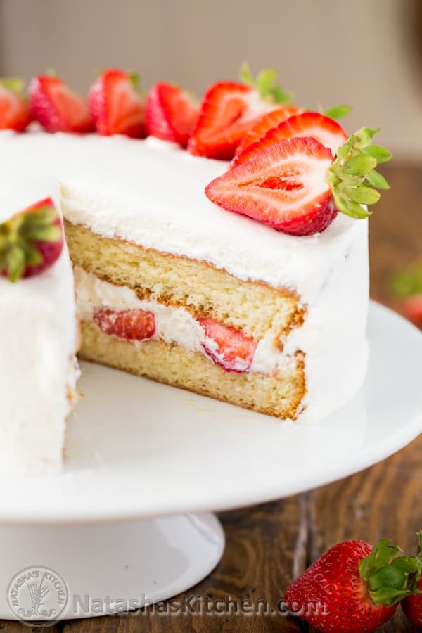 Le célèbre Tres Leches Cake moelleux est maintenant un gâteau à deux couches parfait pour toute occasion spéciale ! @natashaskitchen