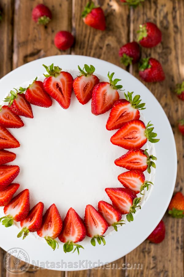 Gâteau Tres Leches en couches - Le célèbre gâteau Tres Leches moelleux est maintenant un gâteau à deux couches parfait pour toute occasion spéciale ! @natashaskitchen