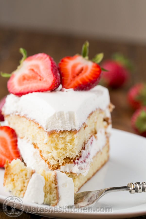 Le célèbre Tres Leches Cake moelleux est maintenant un gâteau à deux couches parfait pour toute occasion spéciale ! @natashaskitchen