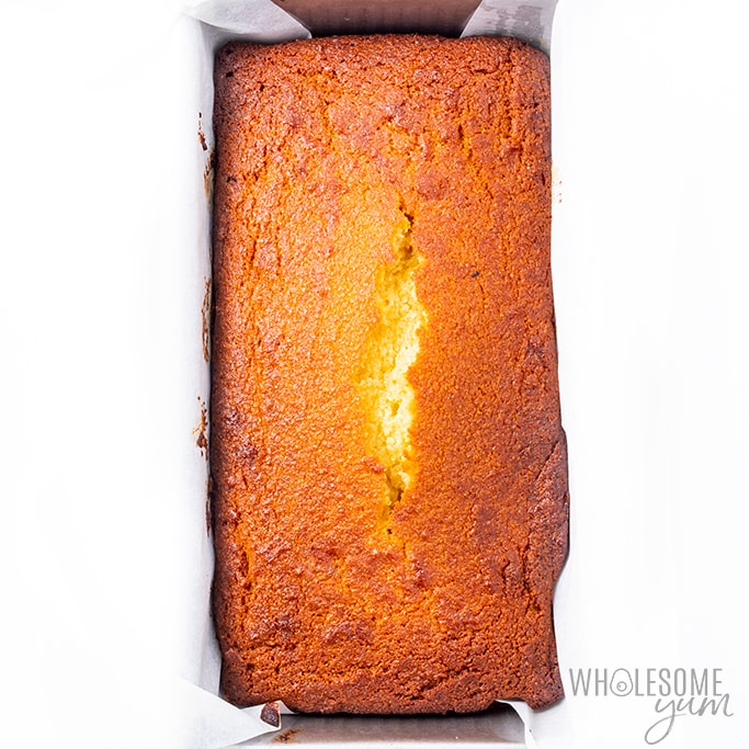 gâteau quatre-quarts céto cuit au four avec dessus craquelé