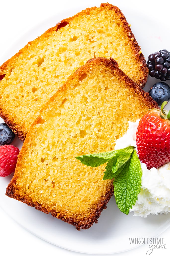gâteau céto en tranches avec des baies