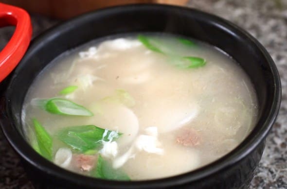 tteokguk (soupe de gâteau de riz)