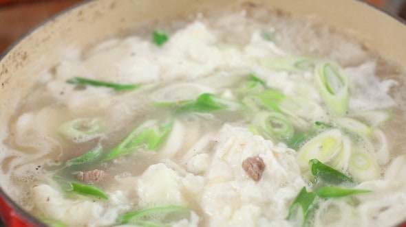 tteokguk (soupe de gâteau de riz)