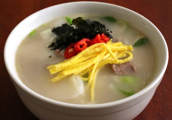 tteokguk (soupe de gâteau de riz)