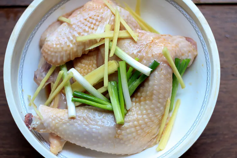 Poulet cuit à la vapeur à la chinoise|chinasichuanfood.com