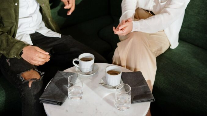  Le verre d'eau est-il bu après ou avant le café ?  Et y a-t-il plus de caféine dans le court ou le long ?

