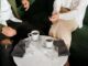 Le verre d'eau est-il bu après ou avant le café ?  Et y a-t-il plus de caféine dans le court ou le long ?