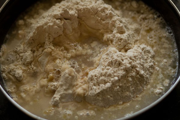 faire de la pâte de paratha dans un bol