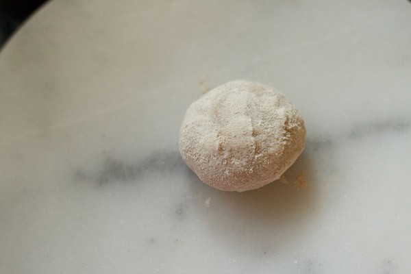 boule de pâte paratha sur une planche