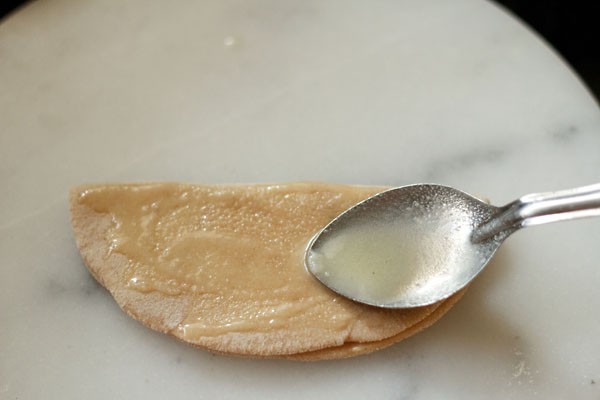 appliquer de l'huile sur paratha roulé