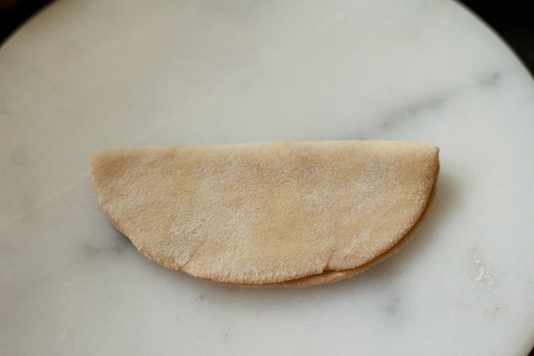 Paratha à moitié roulé