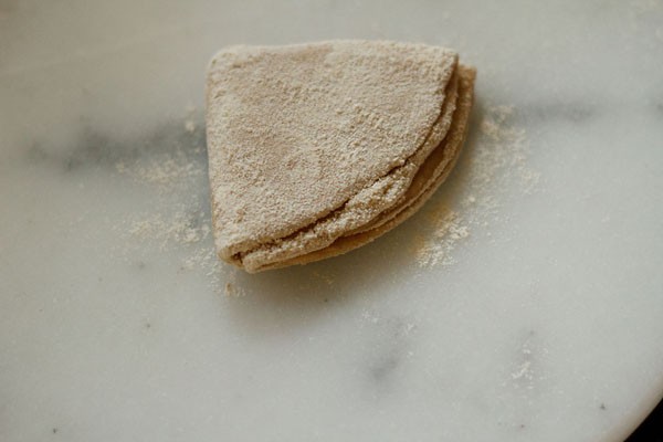 appliquer de la farine sur paratha roulé