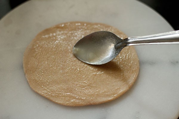 appliquer de l'huile sur paratha roulé