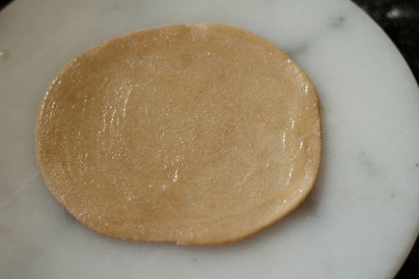 appliquer de l'huile sur paratha roulé