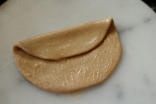 rouler paratha et appliquer de l'huile ou du ghee