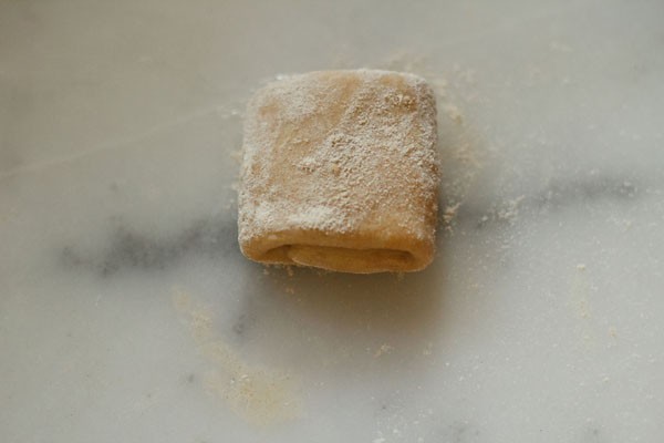 paratha roulé saupoudré de farine