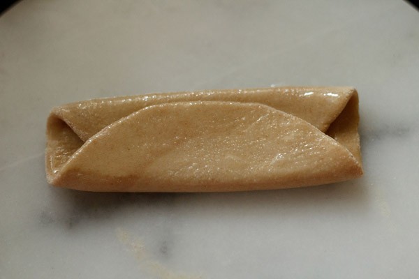 rouler paratha et appliquer de l'huile ou du ghee