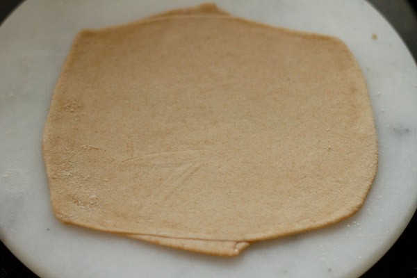 paratha carré roulant sur une planche