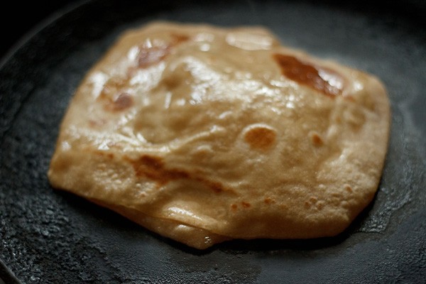 appliquer du ghee sur le deuxième côté du paratha