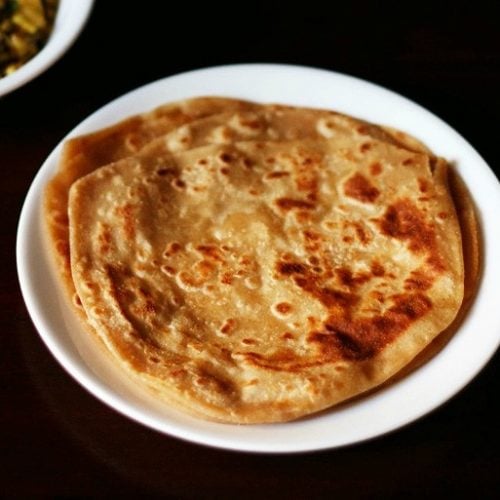 paratha ordinaire servi sur une assiette blanche.