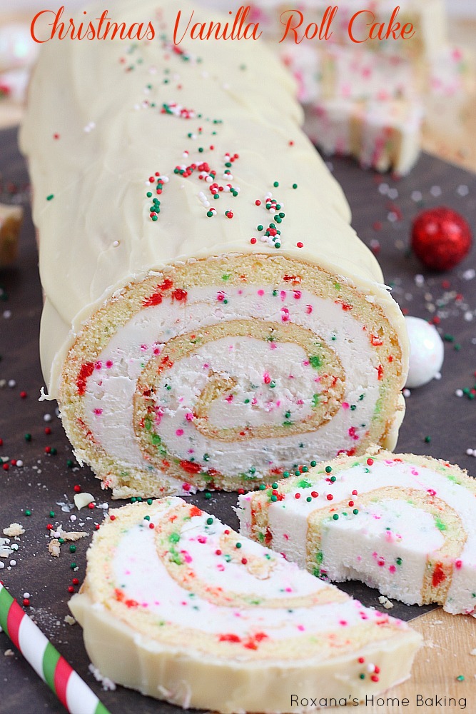 Un simple gâteau roulé à la vanille avec des points rouges et verts et des spirales de crème au beurre crémeuse est le dessert parfait pour les fêtes de Noël.