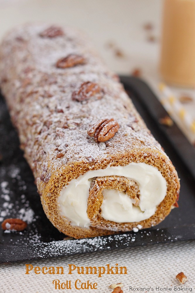 Un dessert d'automne classique, le gâteau roulé à la citrouille et aux pacanes avec une garniture au fromage à la crème lisse est un incontournable à notre table de Thanksgiving. Une bouchée et vous comprendrez pourquoi !
