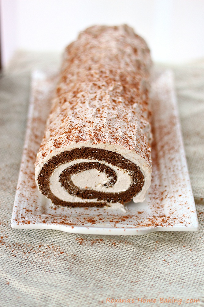 Gâteau au pain d'épice moelleux rempli d'une garniture crémeuse épicée. Une délicieuse variante du traditionnel pain d'épice de Noël