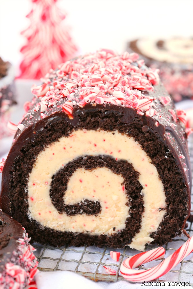 Un délicieux gâteau au chocolat fourré d'une irrésistible garniture au chocolat blanc à la menthe poivrée, ce gâteau roulé au chocolat et à l'écorce de menthe poivrée est parfait pour les vacances de Noël ! Ne vous laissez pas intimider par son tourbillon festif, suivez mes conseils pour un roll cake réussi à tous les coups !