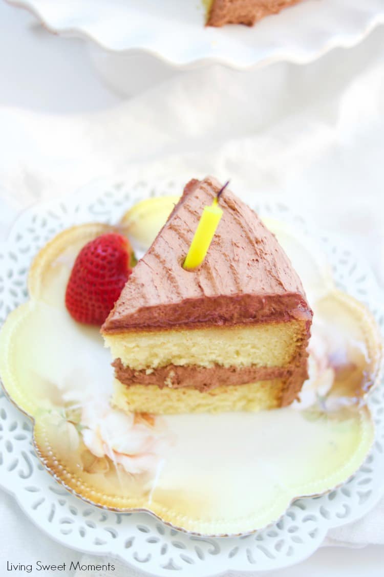 Cette délicieuse recette de gâteau d'anniversaire pour diabétiques contient un gâteau à la vanille sans sucre avec un glaçage au chocolat sans sucre.  Un dessert décadent et savoureux pour tous! 