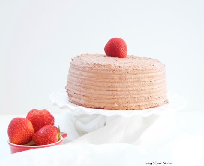 Cette délicieuse recette de gâteau d'anniversaire pour diabétiques contient un gâteau à la vanille sans sucre avec un glaçage au chocolat sans sucre.  Un dessert décadent et savoureux pour tous! 