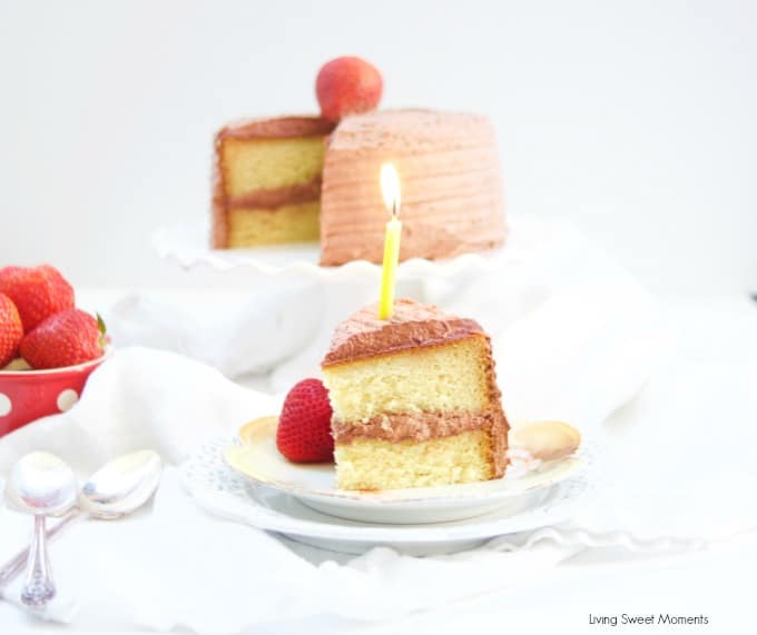 Cette délicieuse recette de gâteau d'anniversaire pour diabétiques contient un gâteau à la vanille sans sucre avec un glaçage au chocolat sans sucre.  Un dessert décadent et savoureux pour tous! 