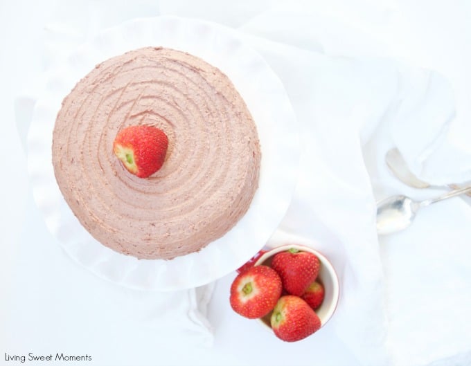 Cette délicieuse recette de gâteau d'anniversaire pour diabétiques contient un gâteau à la vanille sans sucre avec un glaçage au chocolat sans sucre.  Un dessert décadent et savoureux pour tous! 
