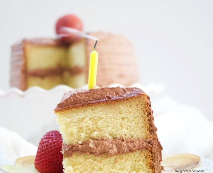 Cette délicieuse recette de gâteau d'anniversaire pour diabétiques contient un gâteau à la vanille sans sucre avec un glaçage au chocolat sans sucre.  Un dessert décadent et savoureux pour tous! 