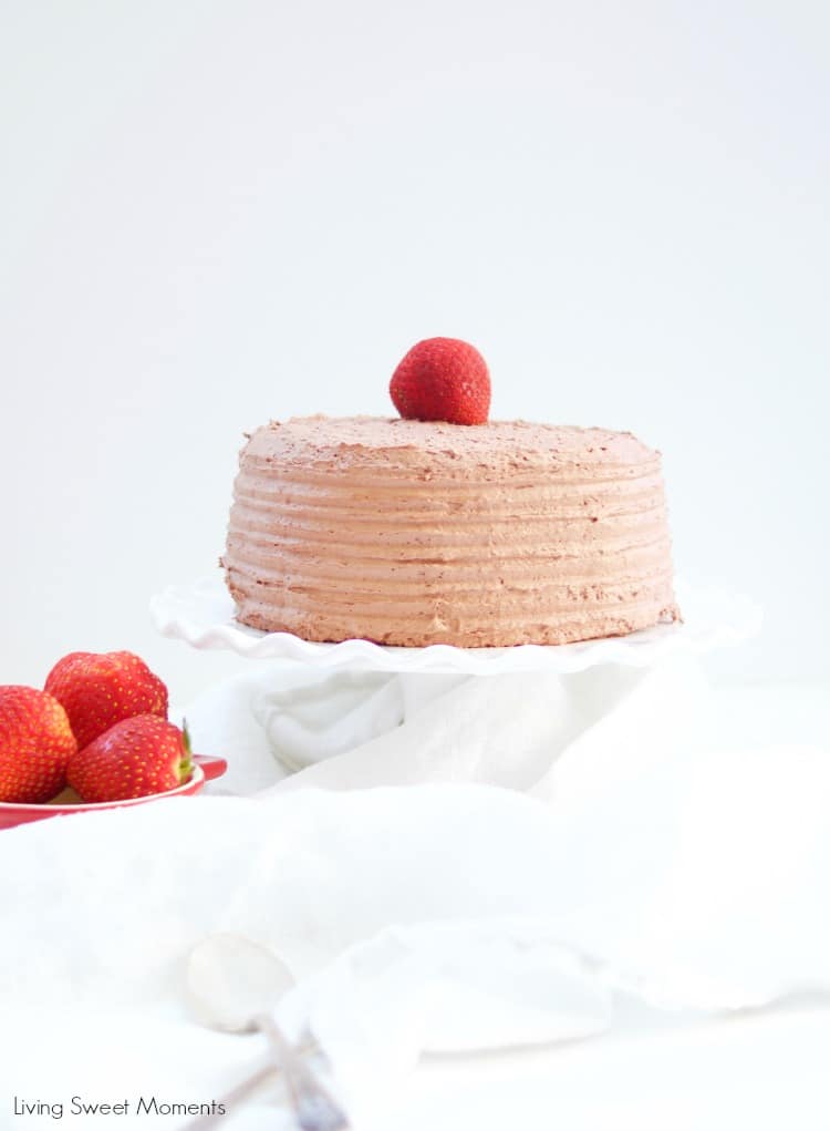 Cette délicieuse recette de gâteau d'anniversaire pour diabétiques contient un gâteau à la vanille sans sucre avec un glaçage au chocolat sans sucre.  Un dessert décadent et savoureux pour tous! 
