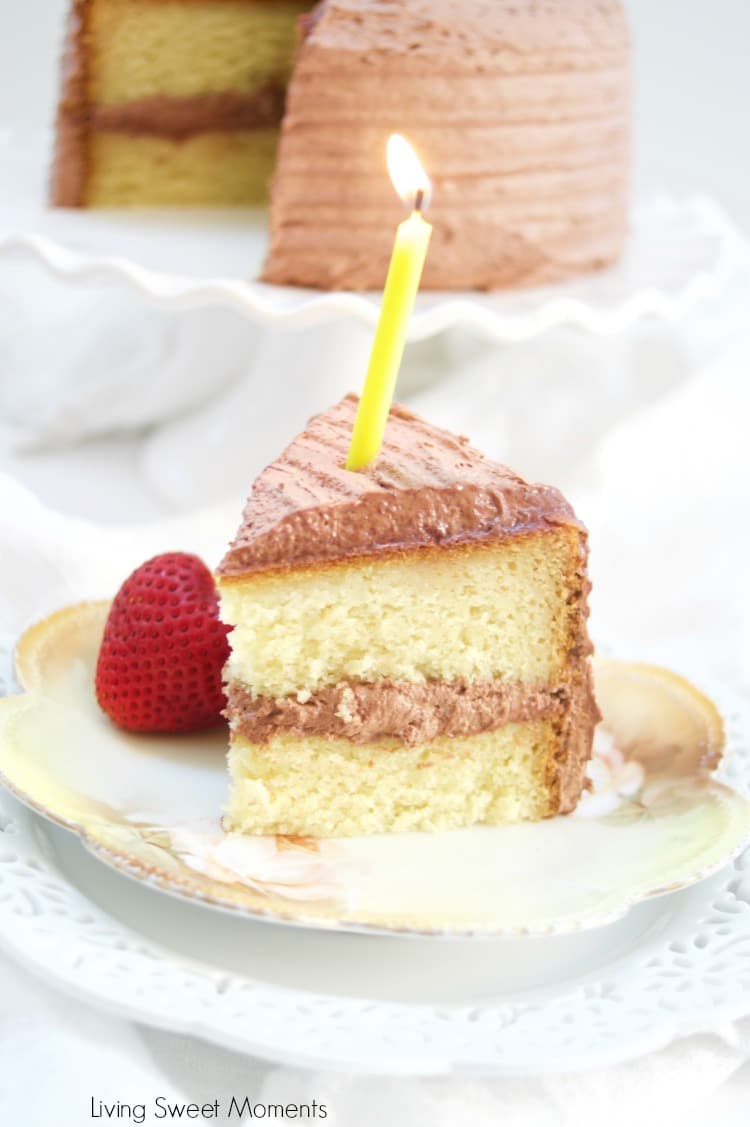 Cette délicieuse recette de gâteau d'anniversaire pour diabétiques contient un gâteau à la vanille sans sucre avec un glaçage au chocolat sans sucre.  Un dessert décadent et savoureux pour tous! 